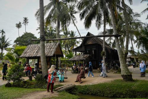 CUTI PERSEKOLAHAN DI KAMPUNG AGONG
