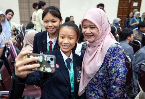 FADHLINA SIDEK