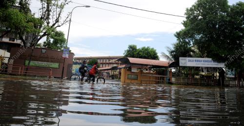 PG08_13052017_BANJIR_KILAT