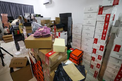 BARANG BERJENAMA TIRUAN