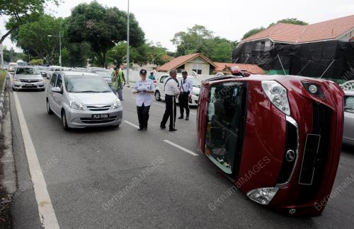 PG08_16052016_KERETA_TERBALIK
