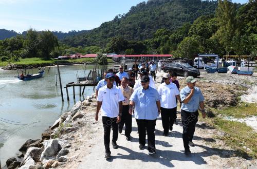 DATUK SERI AMIR HAMZAH AZIZAN