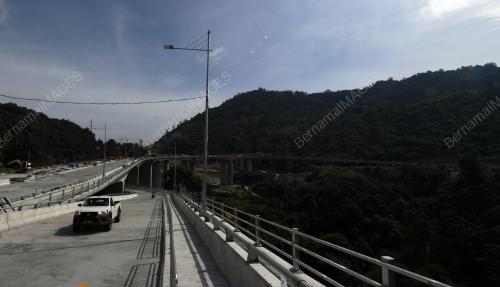 PROJEK JALAN BERKEMBAR