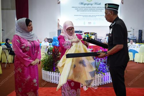 TUNKU AZIZAH AMINAH MAIMUNAH ISKANDARIAH