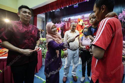 FADHLINA SIDEK