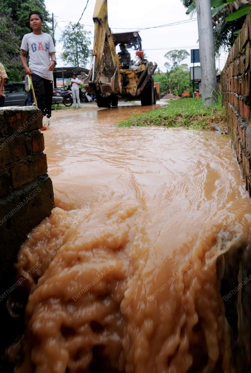 PG08_30112015_BANJIR_LUMPUR