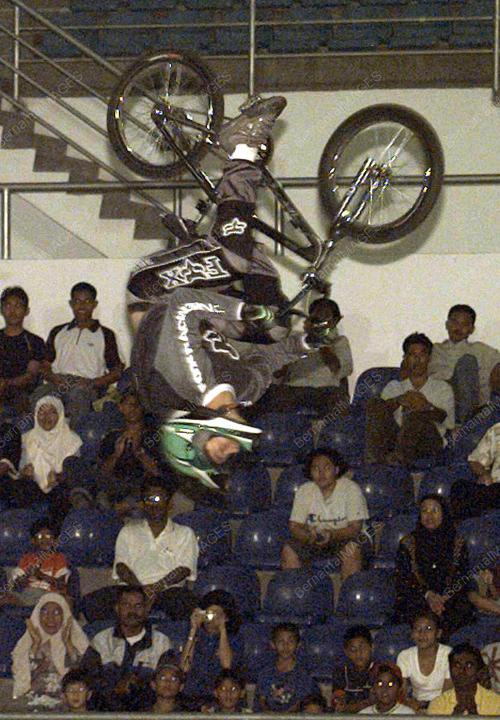 PG09-31_08_2000_HOLLYWOOD_STUNT_12012016
