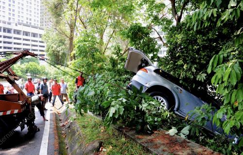 PG09_02042012_KERETA_TERJUNAM