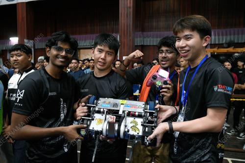 PERTANDINGAN ROBOT