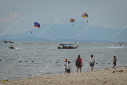 CUTI UMUM DI PANTAI BATU FERRINGHI
