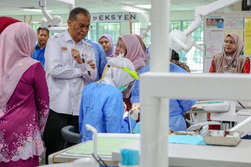 DATUK SERI DR DZULKEFLY AHMAD