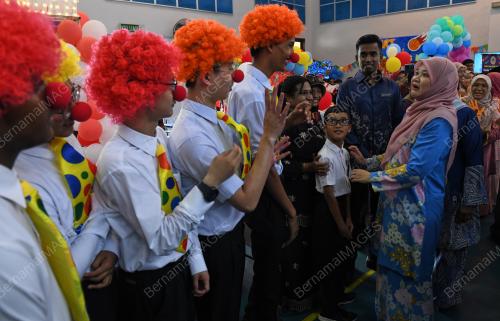 KARNIVAL HIP