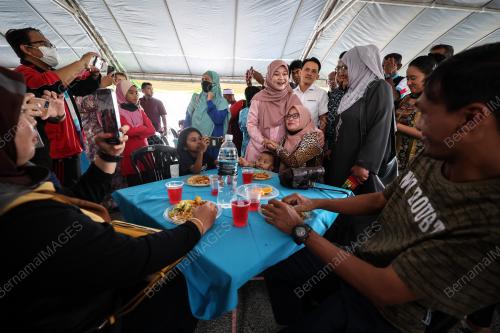 FADHLINA SIDEK