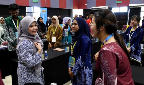 FADHLINA SIDEK