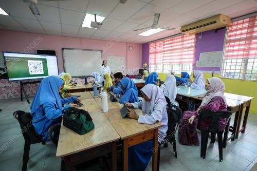 FADHLINA SIDEK
