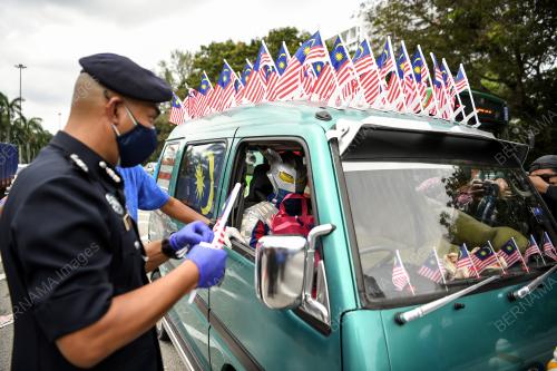 JALUR GEMILANG DI SEKATAN JALAN RAYA