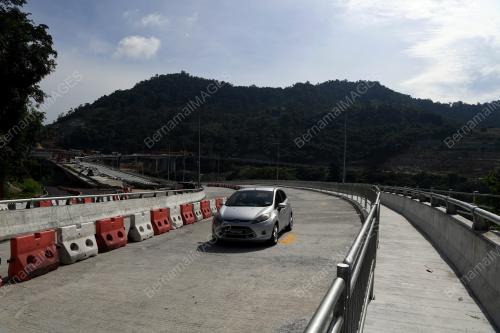 PROJEK JALAN BERKEMBAR