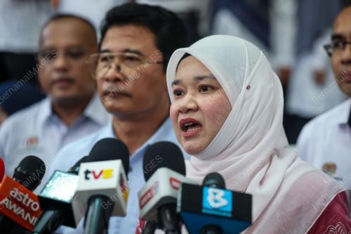 FADHLINA SIDEK