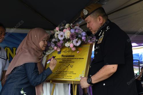 FADHLINA SIDEK