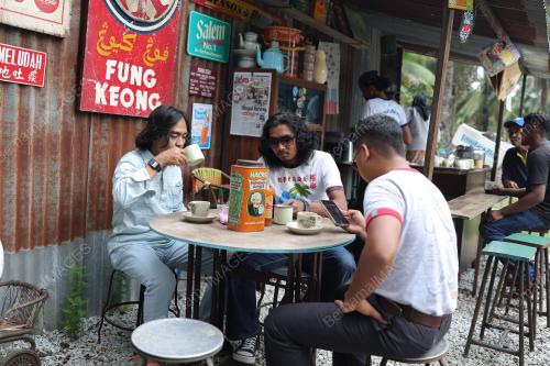 KOPI PERCUMA BERKONSEP RETRO 70-AN