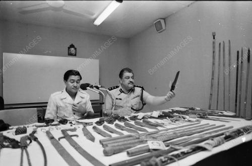 POLIS RAMPAS SENJATA