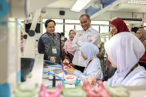 DATUK SERI DR DZULKEFLY AHMAD