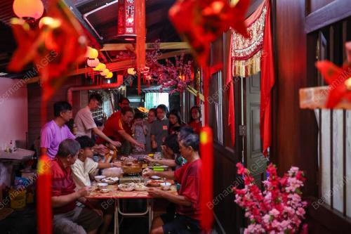 MAKAN BESAR