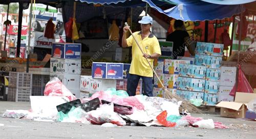 PG10_10052016_RUBBISH_MARKET