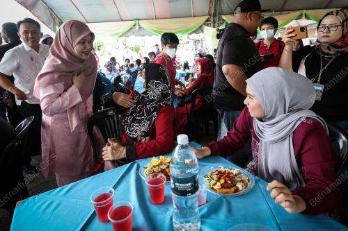 FADHLINA SIDEK