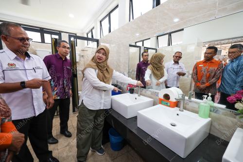 FADHLINA SIDEK