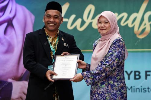 FADHLINA SIDEK