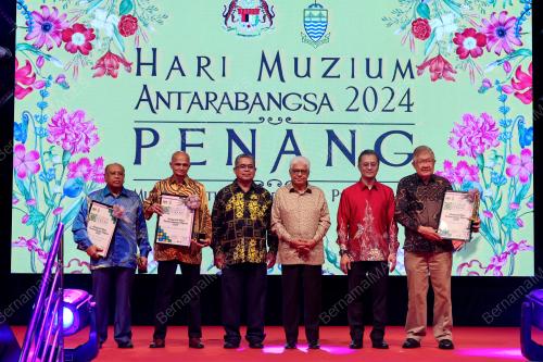 TUN AHMAD FUZI ABDUL RAZAK