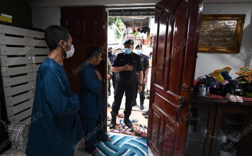 POLIS PERIKSA RUMAH