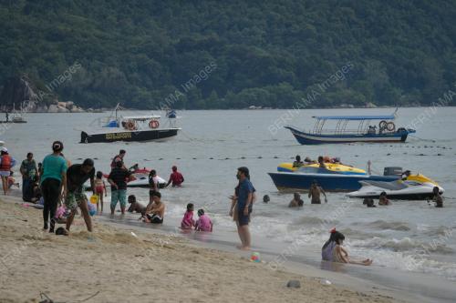 CUTI UMUM DI PANTAI BATU FERRINGHI