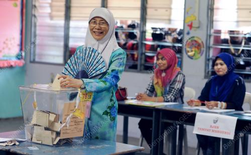 PG11_07052015_WAN_AZIZAH