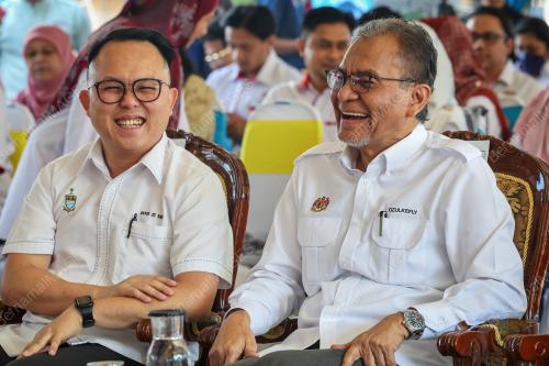DATUK SERI DR DZULKEFLY AHMAD