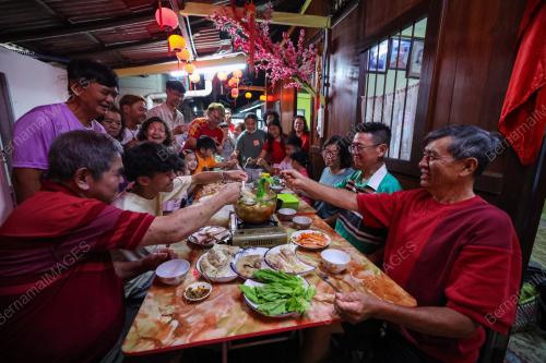 MAKAN BESAR