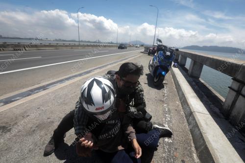 DUA JURUGAMBAR AKHBAR MENYELAMAT WANITA CUBA MEMBUNUH DIRI