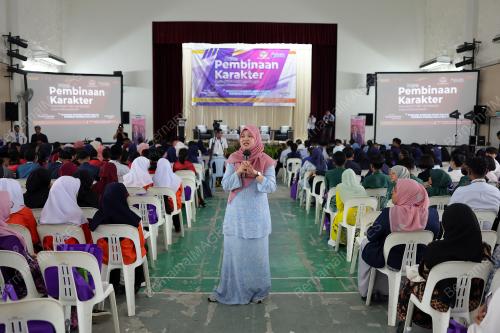 FADHLINA SIDEK