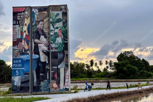 MURAL KONTENA BALIK PULAU