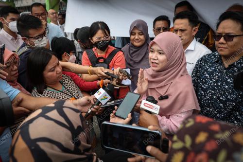 FADHLINA SIDEK