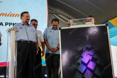 DATUK SERI AMIR HAMZAH AZIZAN
