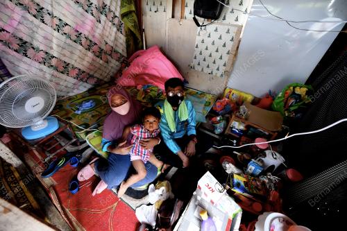 KELUARGA HIDUP DALAM STOR