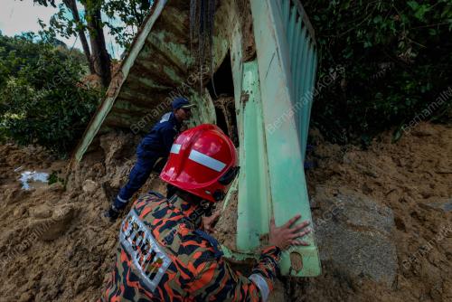 PG11_20102018_TANAH_RUNTUH