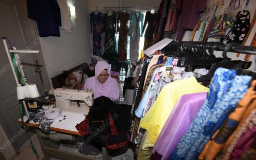 TEMPAHAN BAJU RAYA