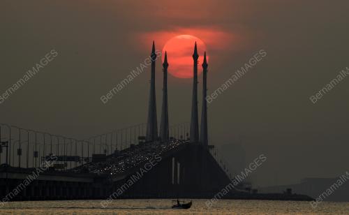 MATAHARI MERAH