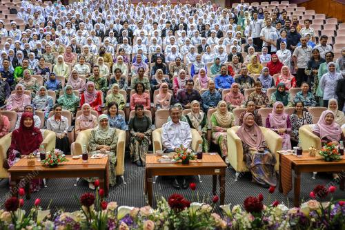 DATUK SERI DR DZULKEFLY AHMAD