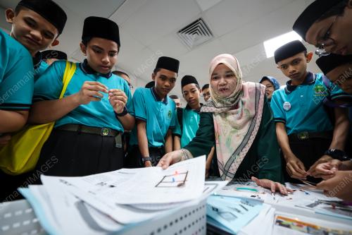 FADHLINA SIDEK