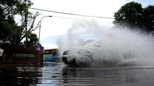 PG12_13052017_BANJIR_KERETA