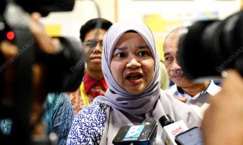 FADHLINA SIDEK